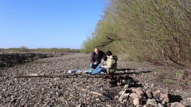 Bir erkek ve bir kadın doğada piknik yaptılar. Doğada aktif eğlence..
