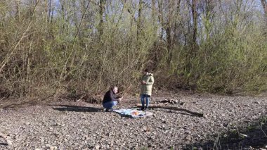 Bir erkek ve bir kadın doğada piknik yaptılar. Doğada aktif eğlence..