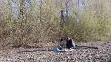 Bir erkek ve bir kadın doğada piknik yaptılar. Doğada aktif eğlence..