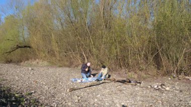 Bir erkek ve bir kadın doğada piknik yaptılar. Doğada aktif eğlence..
