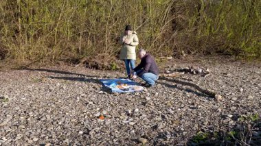 Bir erkek ve bir kadın doğada piknik yaptılar. Doğada aktif eğlence..