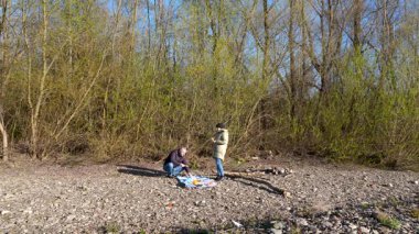 Bir erkek ve bir kadın doğada piknik yaptılar. Doğada aktif eğlence..
