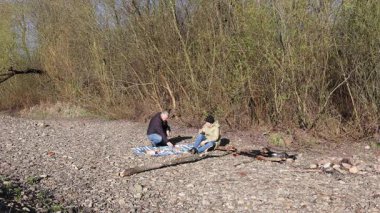 Bir erkek ve bir kadın doğada piknik yaptılar. Doğada aktif eğlence..