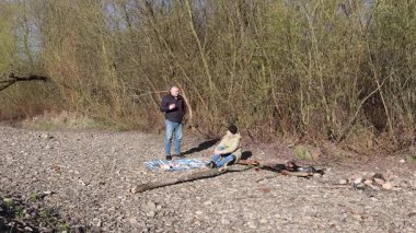 Bir erkek ve bir kadın doğada piknik yaptılar. Doğada aktif eğlence..