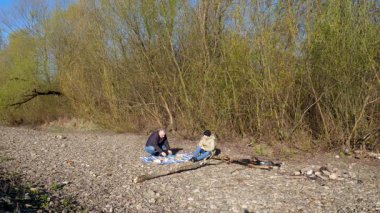 Bir erkek ve bir kadın doğada piknik yaptılar. Doğada aktif eğlence..