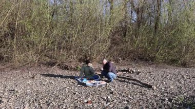 Bir erkek ve bir kadın doğada piknik yaptılar. Doğada aktif eğlence..