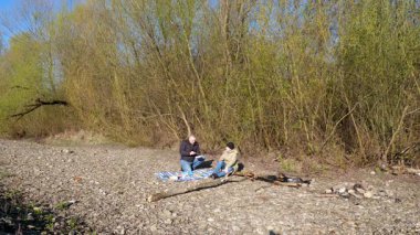 Bir erkek ve bir kadın doğada piknik yaptılar. Doğada aktif eğlence..