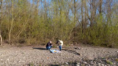 Bir erkek ve bir kadın doğada piknik yaptılar. Doğada aktif eğlence..