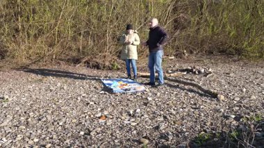 Bir erkek ve bir kadın doğada piknik yaptılar. Doğada aktif eğlence..