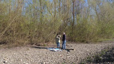 Bir erkek ve bir kadın doğada piknik yaptılar. Doğada aktif eğlence..