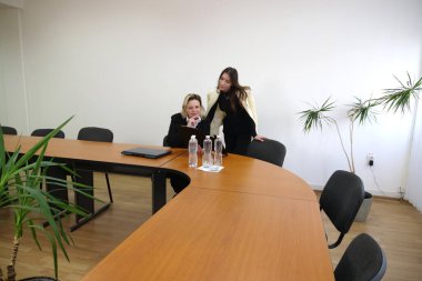 İki kadın iş konuşmak ve sözleşme imzalamak için bir ofiste buluşuyor..