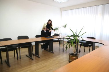 İki kadın iş konuşmak ve sözleşme imzalamak için bir ofiste buluşuyor..