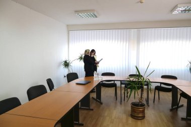 İki kadın iş konuşmak ve sözleşme imzalamak için bir ofiste buluşuyor..