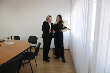 İki kadın iş konuşmak ve sözleşme imzalamak için bir ofiste buluşuyor..