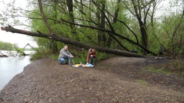 Bir erkek ve bir kadın doğada piknik yaptılar. Doğada aktif eğlence..