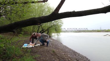 Bir erkek ve bir kadın doğada piknik yaptılar. Doğada aktif eğlence..