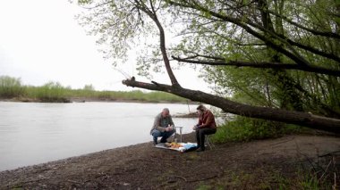 Bir erkek ve bir kadın doğada piknik yaptılar. Doğada aktif eğlence..