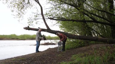 Bir erkek ve bir kadın doğada piknik yaptılar. Doğada aktif eğlence..