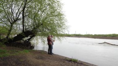 Bir erkek ve bir kadın doğada piknik yaptılar. Doğada aktif eğlence..