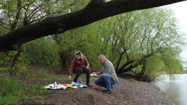 Bir erkek ve bir kadın doğada piknik yaptılar. Doğada aktif eğlence..