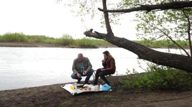 Bir erkek ve bir kadın doğada piknik yaptılar. Doğada aktif eğlence..
