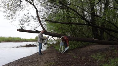 Bir erkek ve bir kadın doğada piknik yaptılar. Doğada aktif eğlence..