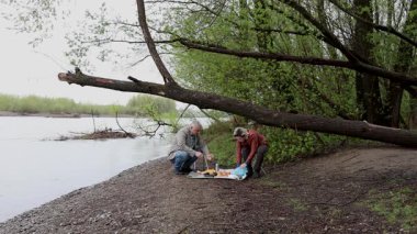 Bir erkek ve bir kadın doğada piknik yaptılar. Doğada aktif eğlence..