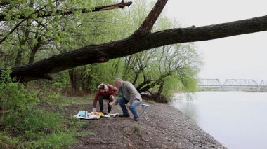 Bir erkek ve bir kadın doğada piknik yaptılar. Doğada aktif eğlence..