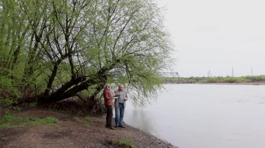 Bir erkek ve bir kadın doğada piknik yaptılar. Doğada aktif eğlence..