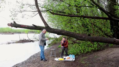 Bir erkek ve bir kadın doğada piknik yaptılar. Doğada aktif eğlence..