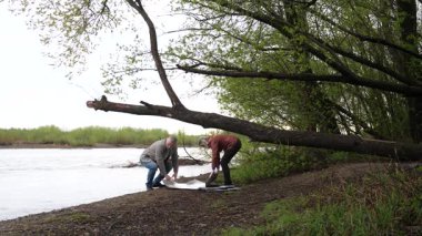 Bir erkek ve bir kadın doğada piknik yaptılar. Doğada aktif eğlence..