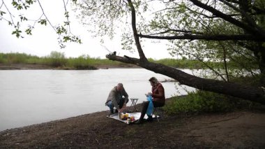 Bir erkek ve bir kadın doğada piknik yaptılar. Doğada aktif eğlence..
