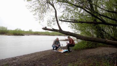 Bir erkek ve bir kadın doğada piknik yaptılar. Doğada aktif eğlence..