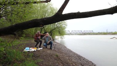 Bir erkek ve bir kadın doğada piknik yaptılar. Doğada aktif eğlence..