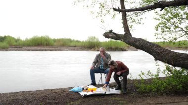 Bir erkek ve bir kadın doğada piknik yaptılar. Doğada aktif eğlence..