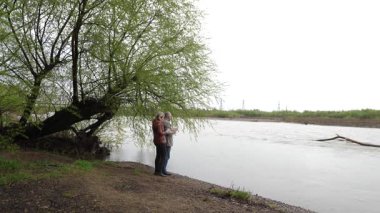 Bir erkek ve bir kadın doğada piknik yaptılar. Doğada aktif eğlence..