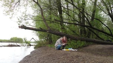 Bir erkek ve bir kadın doğada piknik yaptılar. Doğada aktif eğlence..