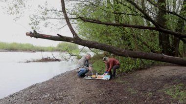 Bir erkek ve bir kadın doğada piknik yaptılar. Doğada aktif eğlence..