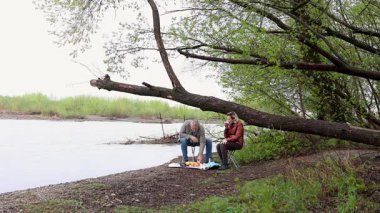 Bir erkek ve bir kadın doğada piknik yaptılar. Doğada aktif eğlence..
