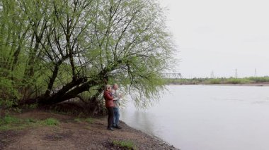 Bir erkek ve bir kadın doğada piknik yaptılar. Doğada aktif eğlence..