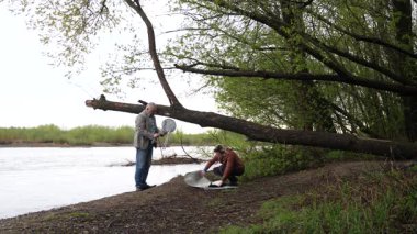 Bir erkek ve bir kadın doğada piknik yaptılar. Doğada aktif eğlence..