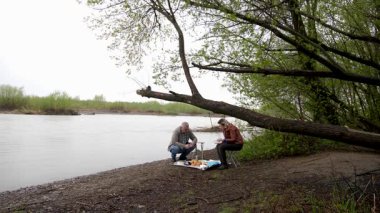 Bir erkek ve bir kadın doğada piknik yaptılar. Doğada aktif eğlence..