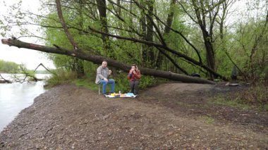 Bir erkek ve bir kadın doğada piknik yaptılar. Doğada aktif eğlence..