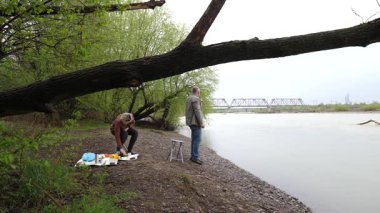 Bir erkek ve bir kadın doğada piknik yaptılar. Doğada aktif eğlence..