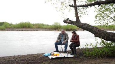 Bir erkek ve bir kadın doğada piknik yaptılar. Doğada aktif eğlence..