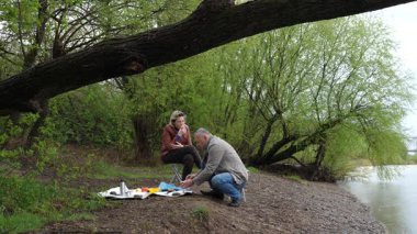 Bir erkek ve bir kadın doğada piknik yaptılar. Doğada aktif eğlence..