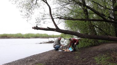 Bir erkek ve bir kadın doğada piknik yaptılar. Doğada aktif eğlence..