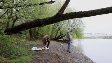 Bir erkek ve bir kadın doğada piknik yaptılar. Doğada aktif eğlence..