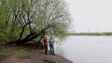 Bir erkek ve bir kadın doğada piknik yaptılar. Doğada aktif eğlence..
