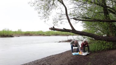Bir erkek ve bir kadın doğada piknik yaptılar. Doğada aktif eğlence..